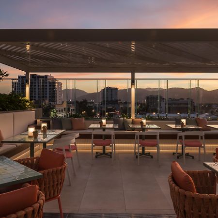 Hotel Crystalbrook Bailey Cairns Esterno foto The rooftop bar