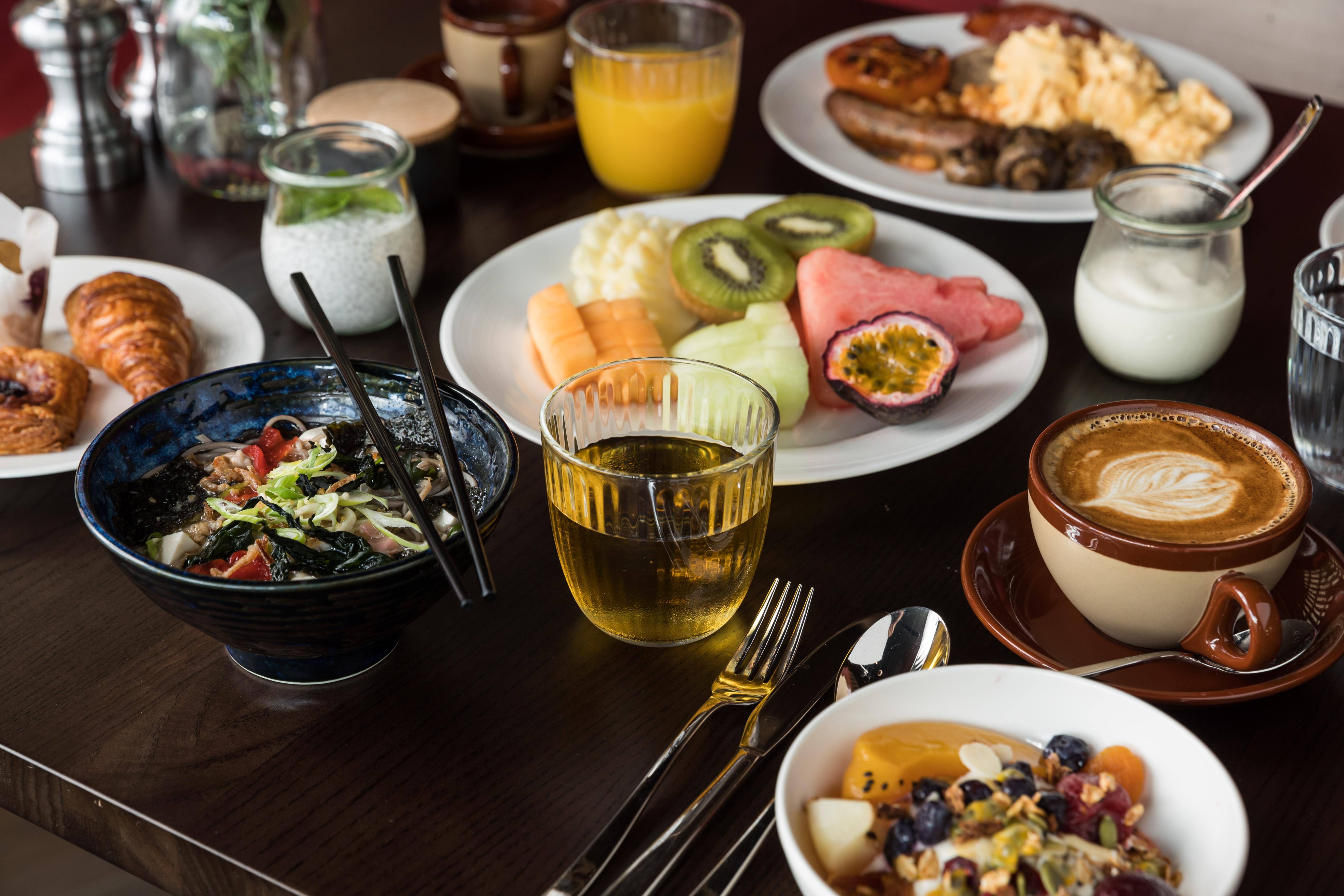 Hotel Crystalbrook Bailey Cairns Esterno foto A breakfast buffet at a hotel