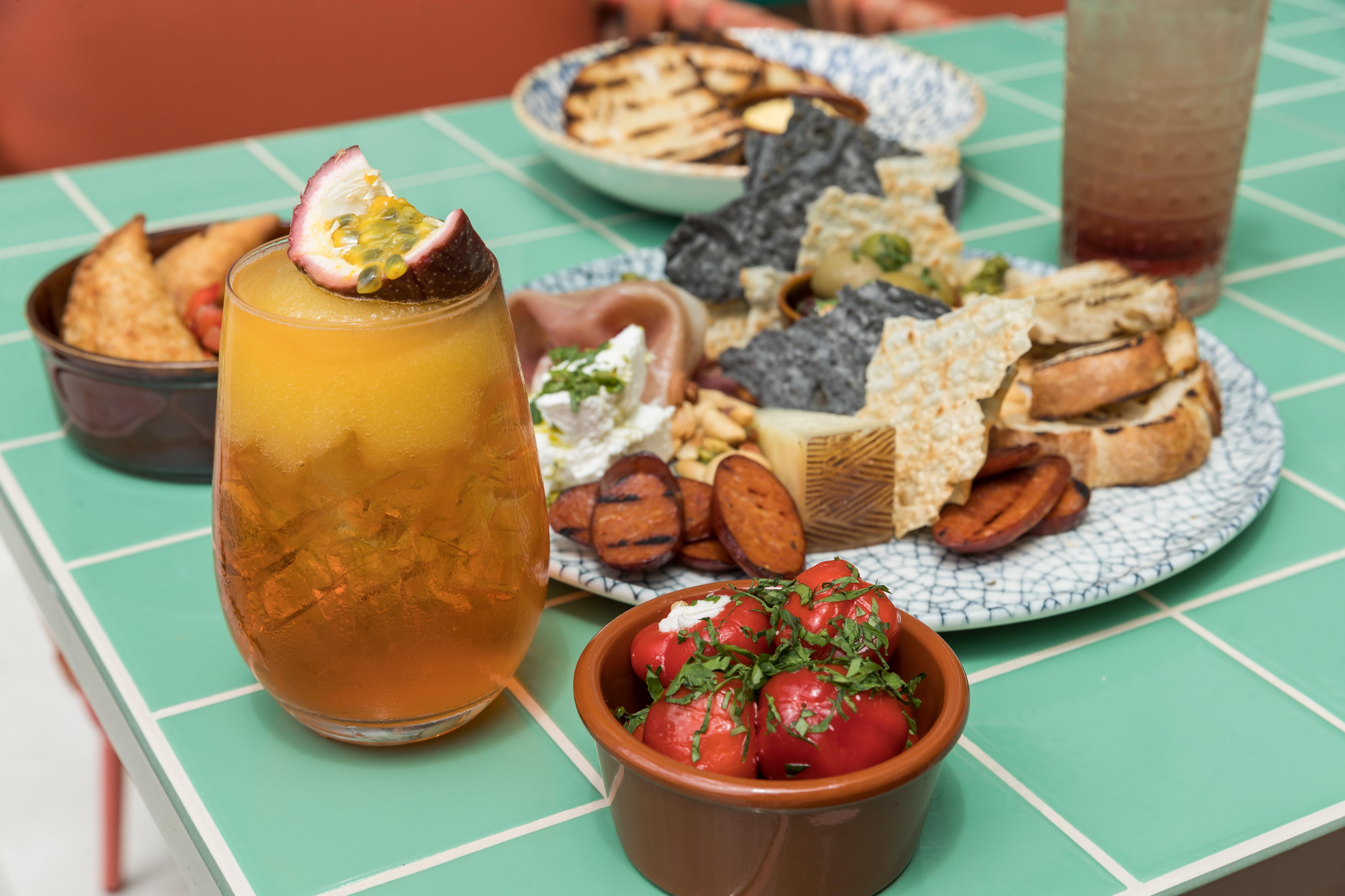 Hotel Crystalbrook Bailey Cairns Esterno foto A selection of tapas