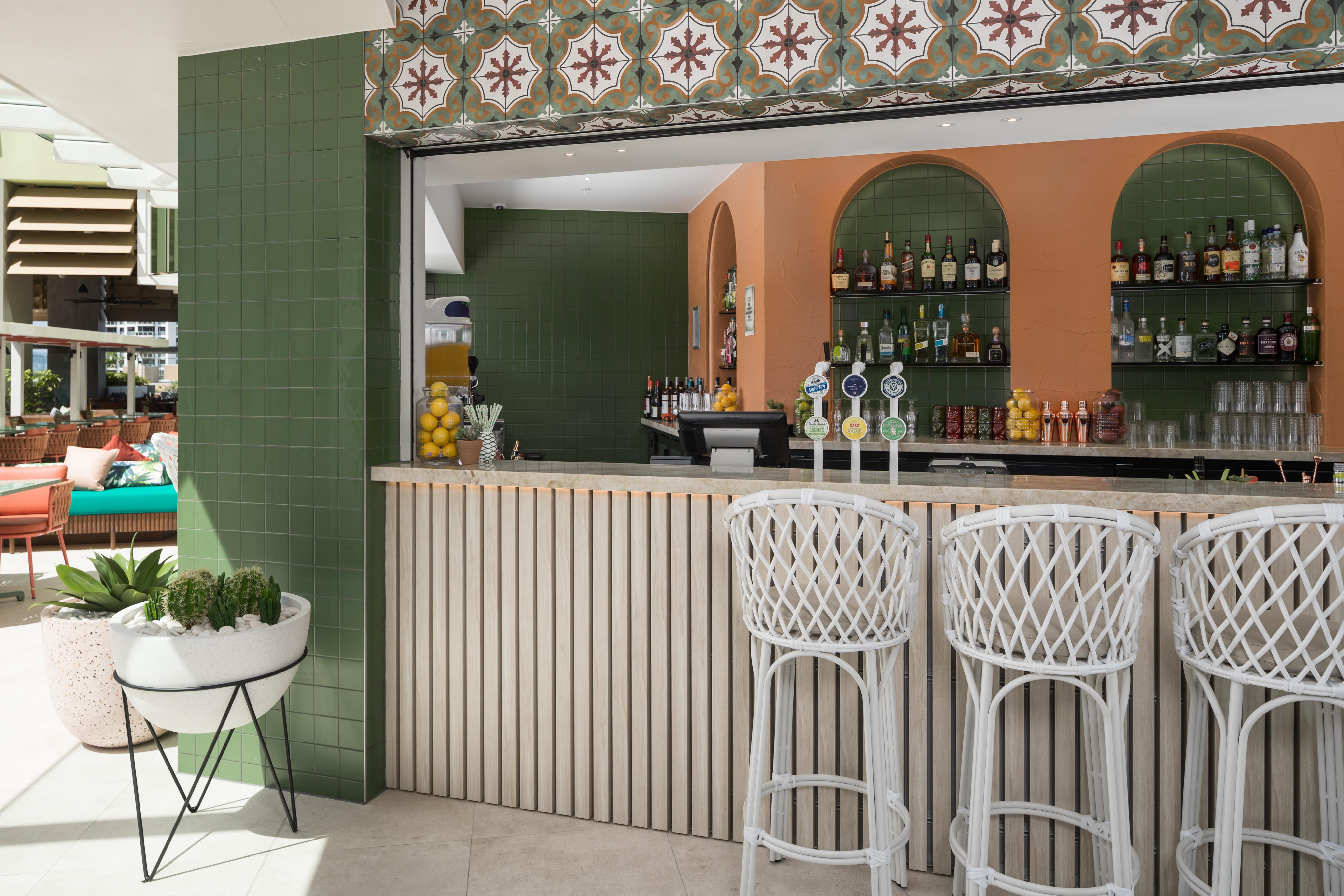 Hotel Crystalbrook Bailey Cairns Esterno foto The bar at the hotel