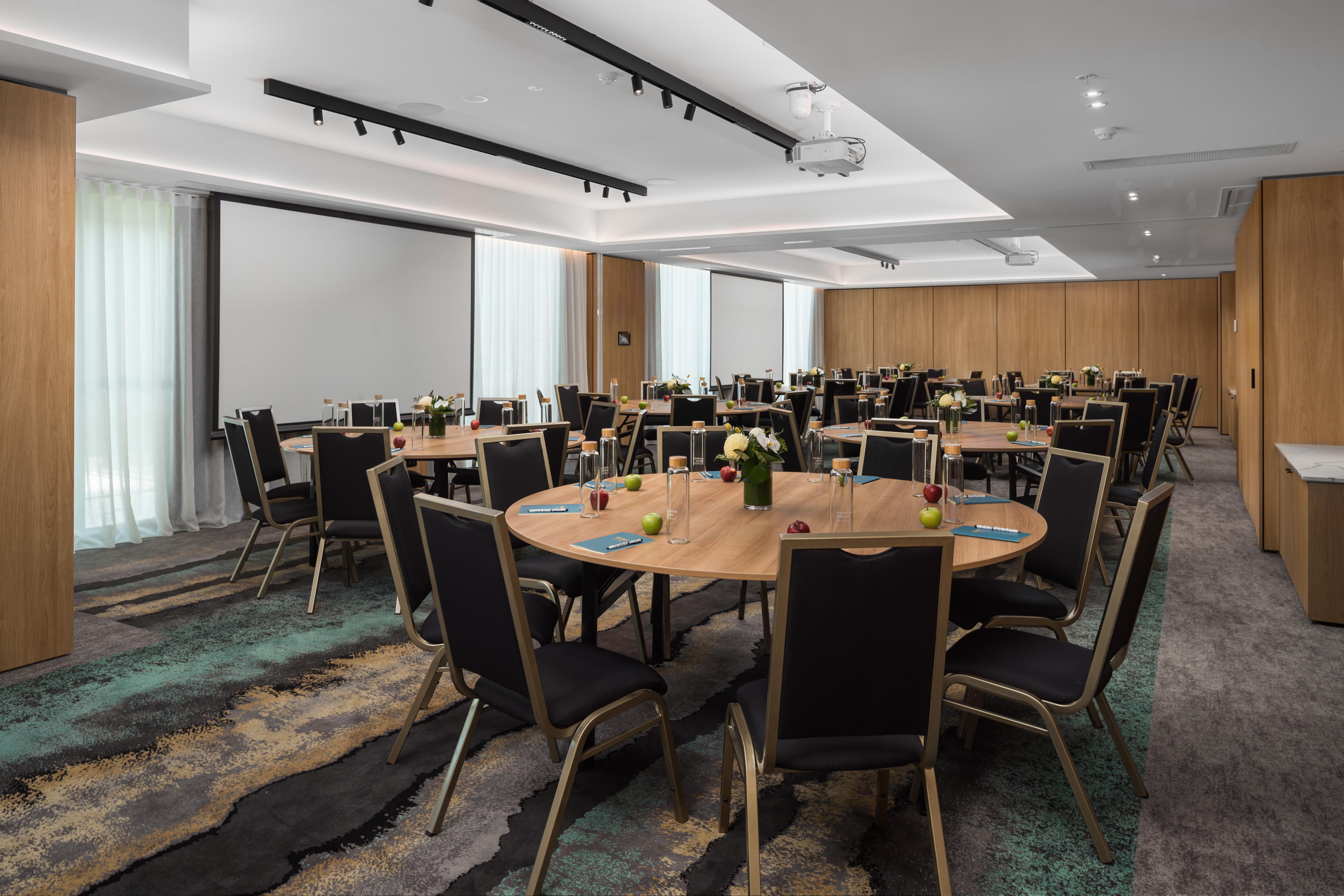 Hotel Crystalbrook Bailey Cairns Esterno foto Meeting room