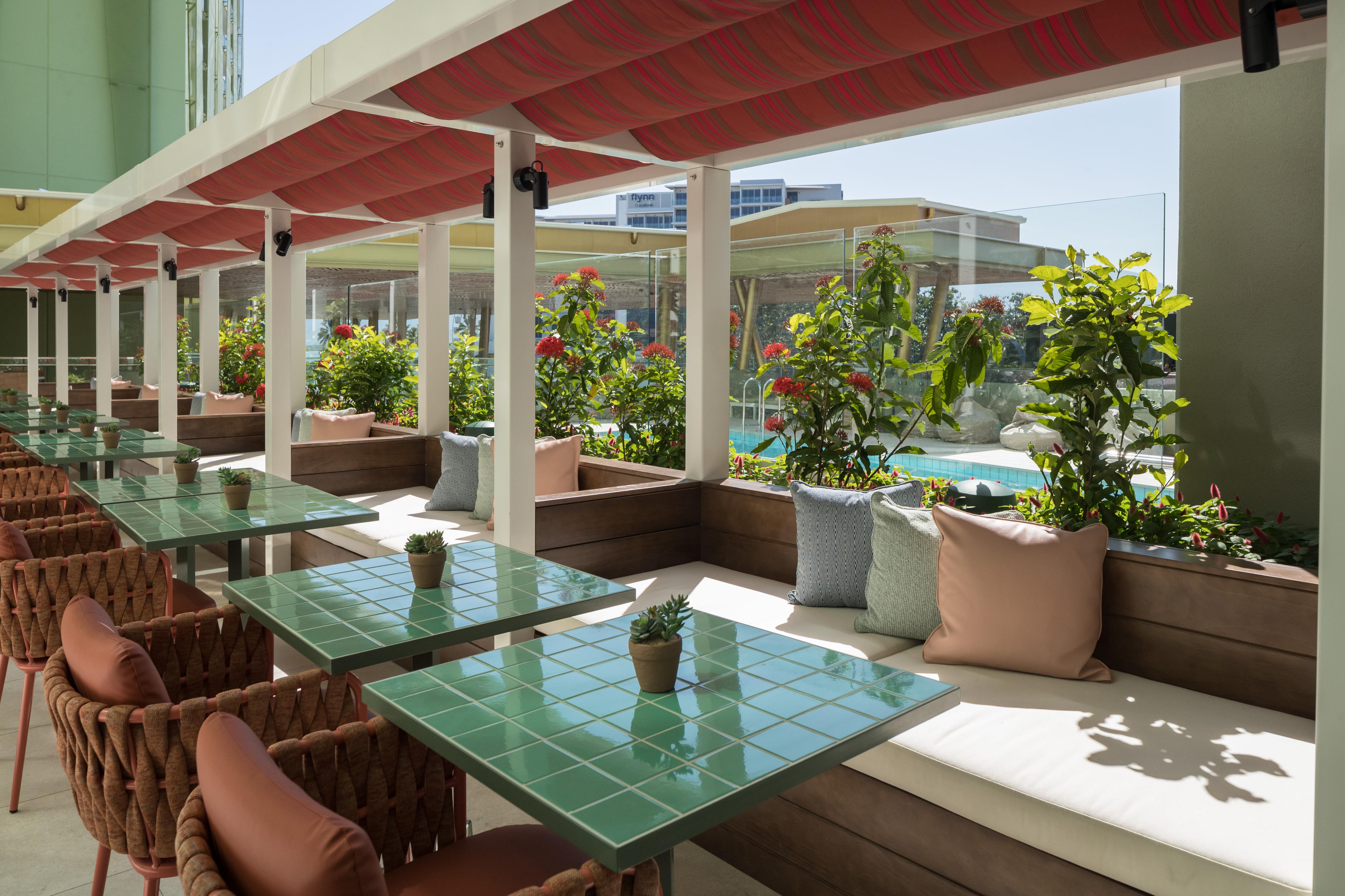 Hotel Crystalbrook Bailey Cairns Esterno foto The rooftop pool at the hotel