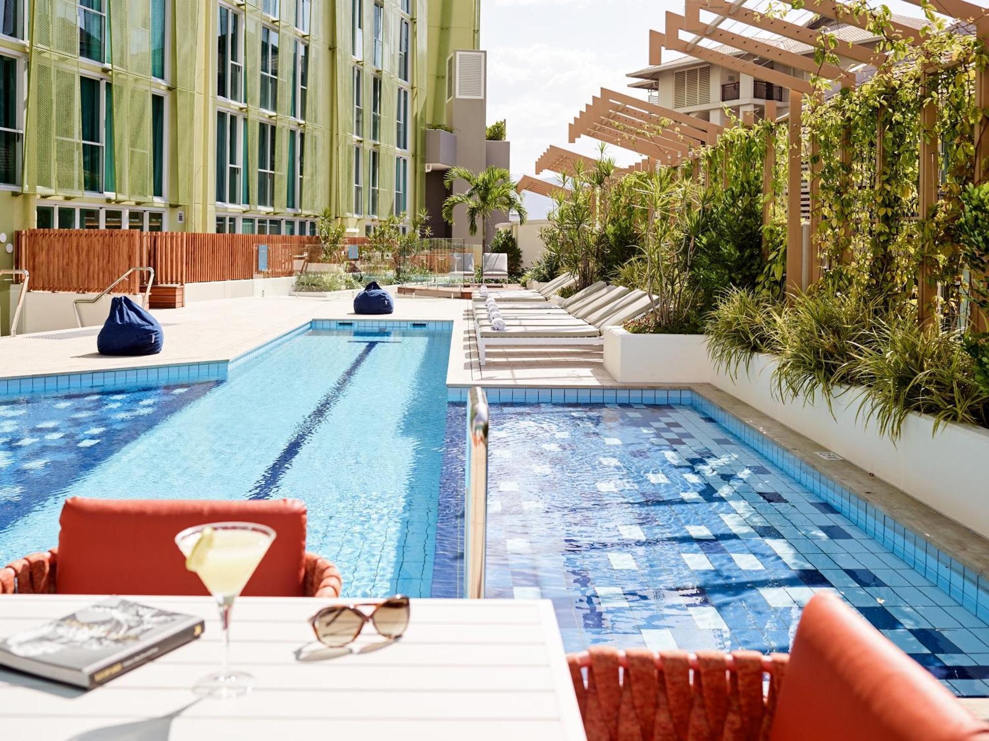 Hotel Crystalbrook Bailey Cairns Esterno foto The pool at the hotel