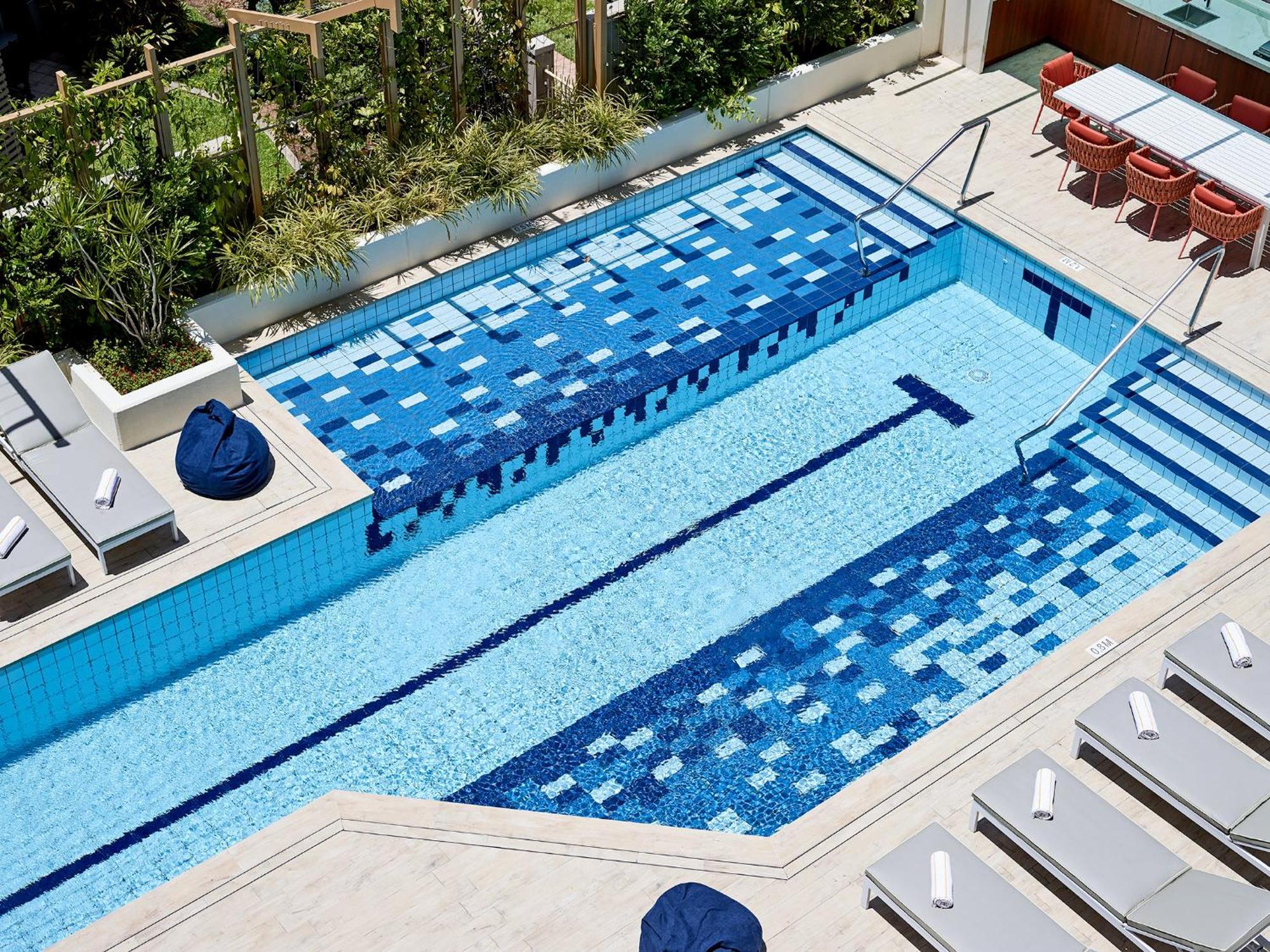 Hotel Crystalbrook Bailey Cairns Esterno foto A rooftop pool