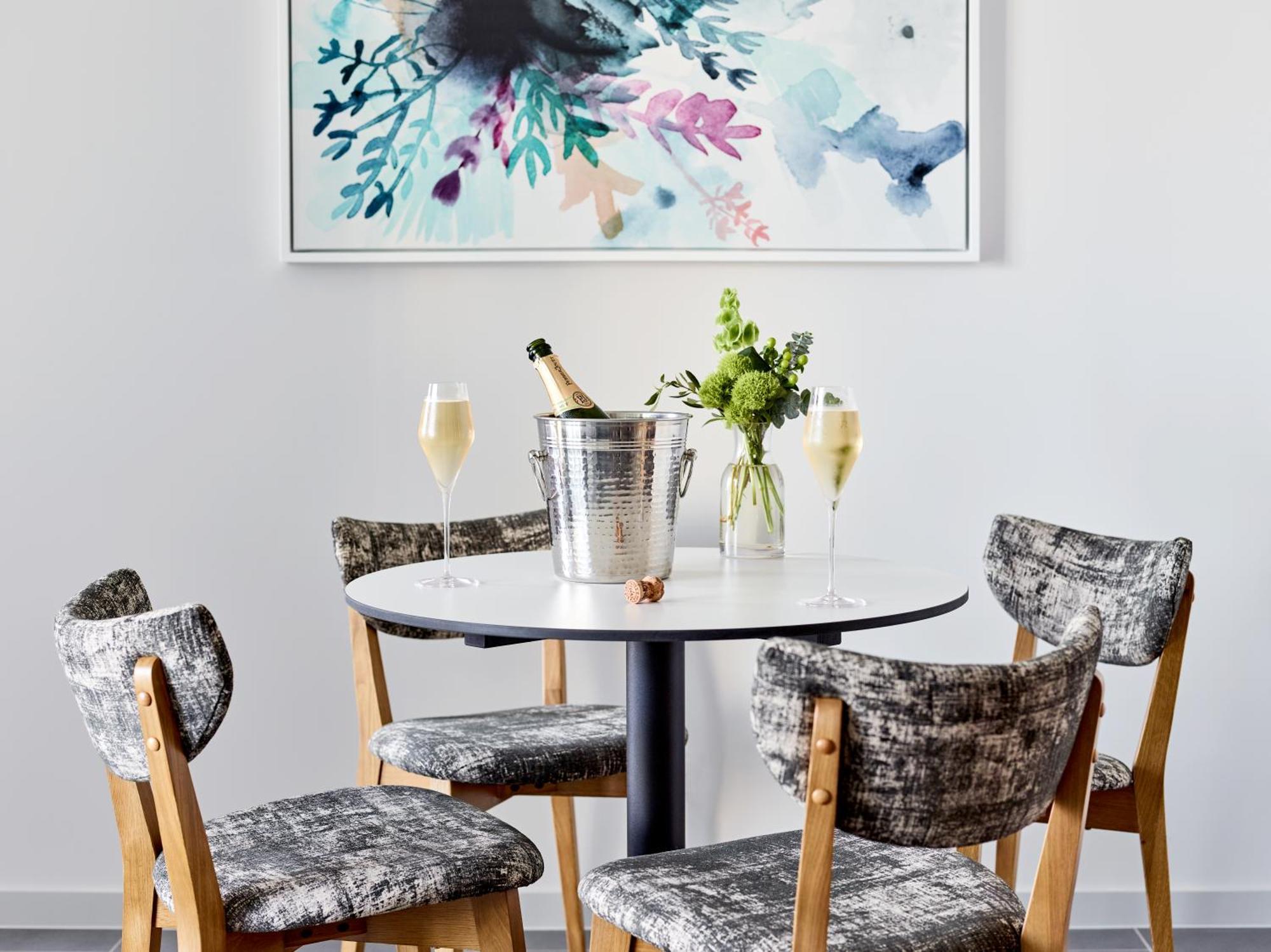 Hotel Crystalbrook Bailey Cairns Esterno foto A dining room with a table and chairs