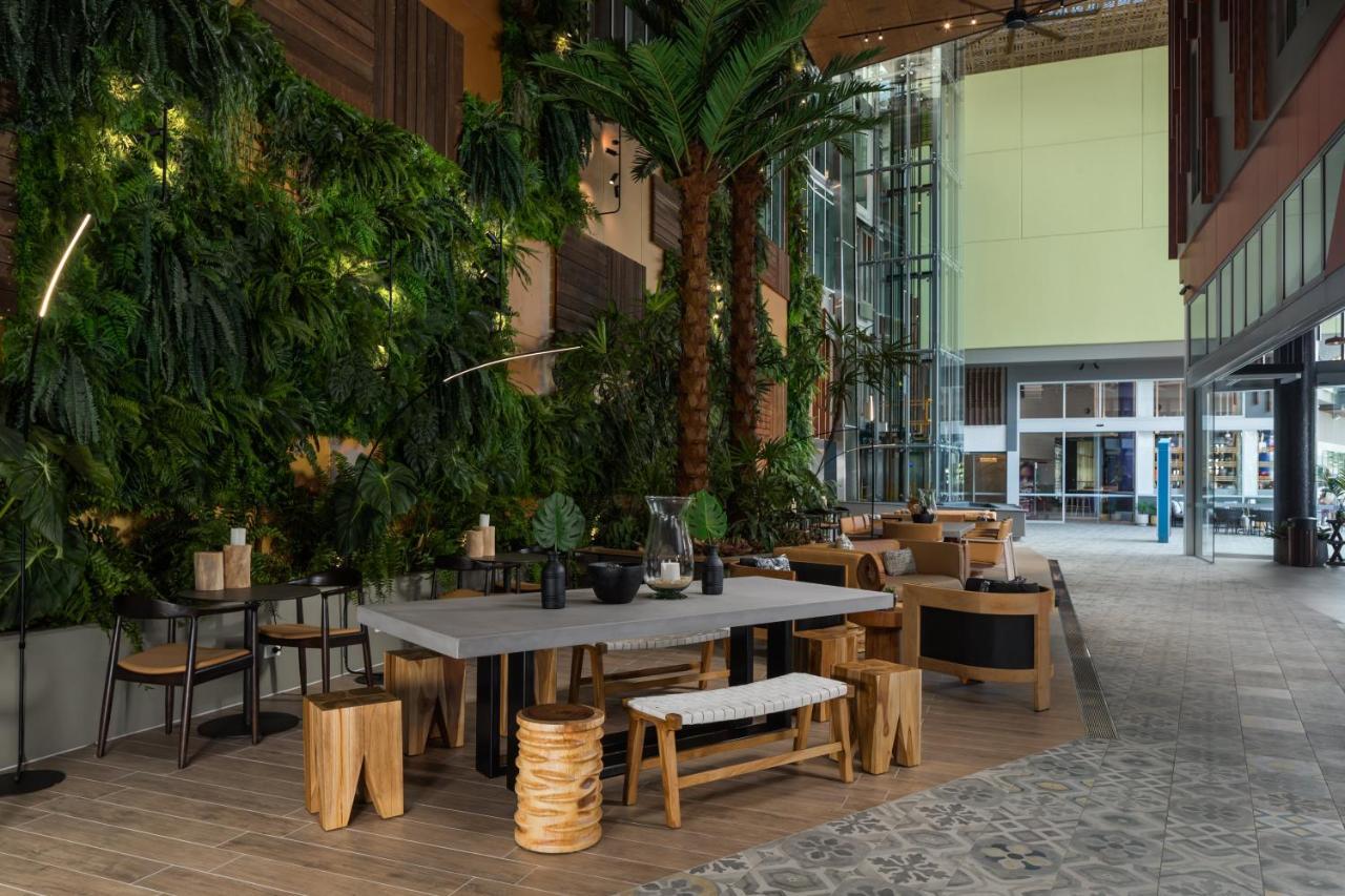 Hotel Crystalbrook Bailey Cairns Esterno foto The interior of the hotel
